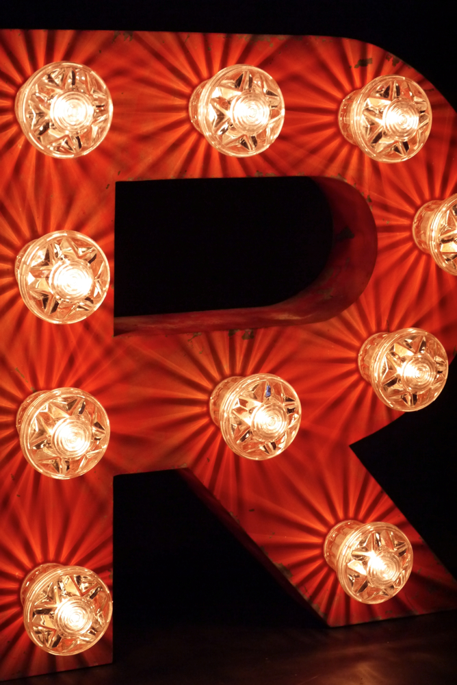 tres grande lettre R d'ancienne enseigne lumineuse façon fete foraine – Image 6