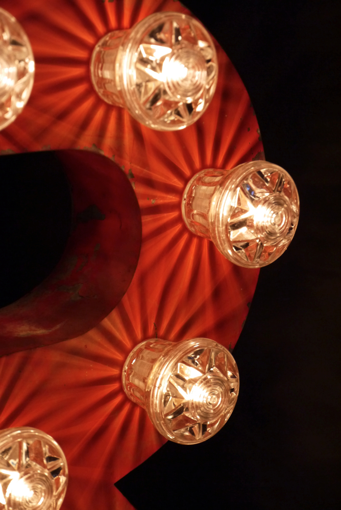 tres grande lettre R d'ancienne enseigne lumineuse façon fete foraine – Image 5