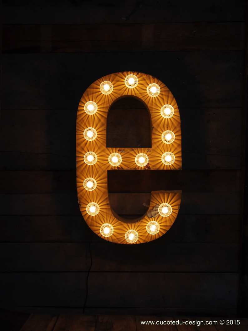 tres grande lettre E d'ancienne enseigne lumineuse façon fete foraine – Image 4