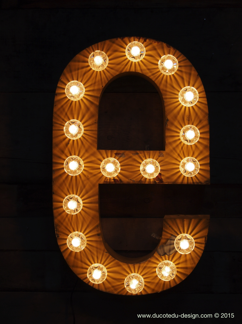 tres grande lettre E d'ancienne enseigne lumineuse façon fete foraine – Image 2