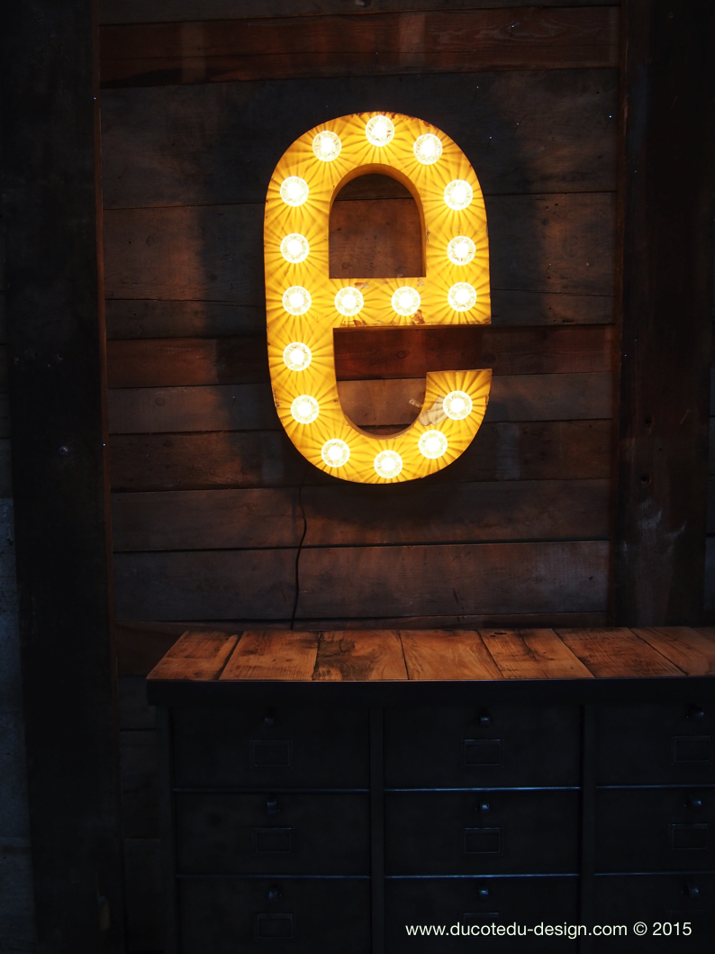tres grande lettre E d'ancienne enseigne lumineuse façon fete foraine – Image 6