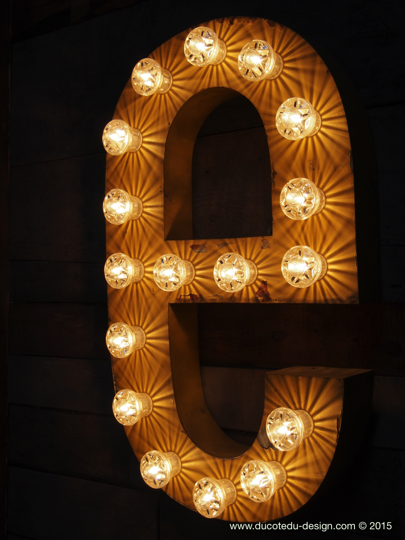tres grande lettre E d'ancienne enseigne lumineuse façon fete foraine – Image 7