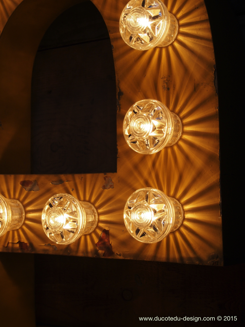 tres grande lettre E d'ancienne enseigne lumineuse façon fete foraine – Image 8