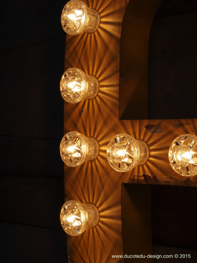 tres grande lettre E d'ancienne enseigne lumineuse façon fete foraine – Image 9