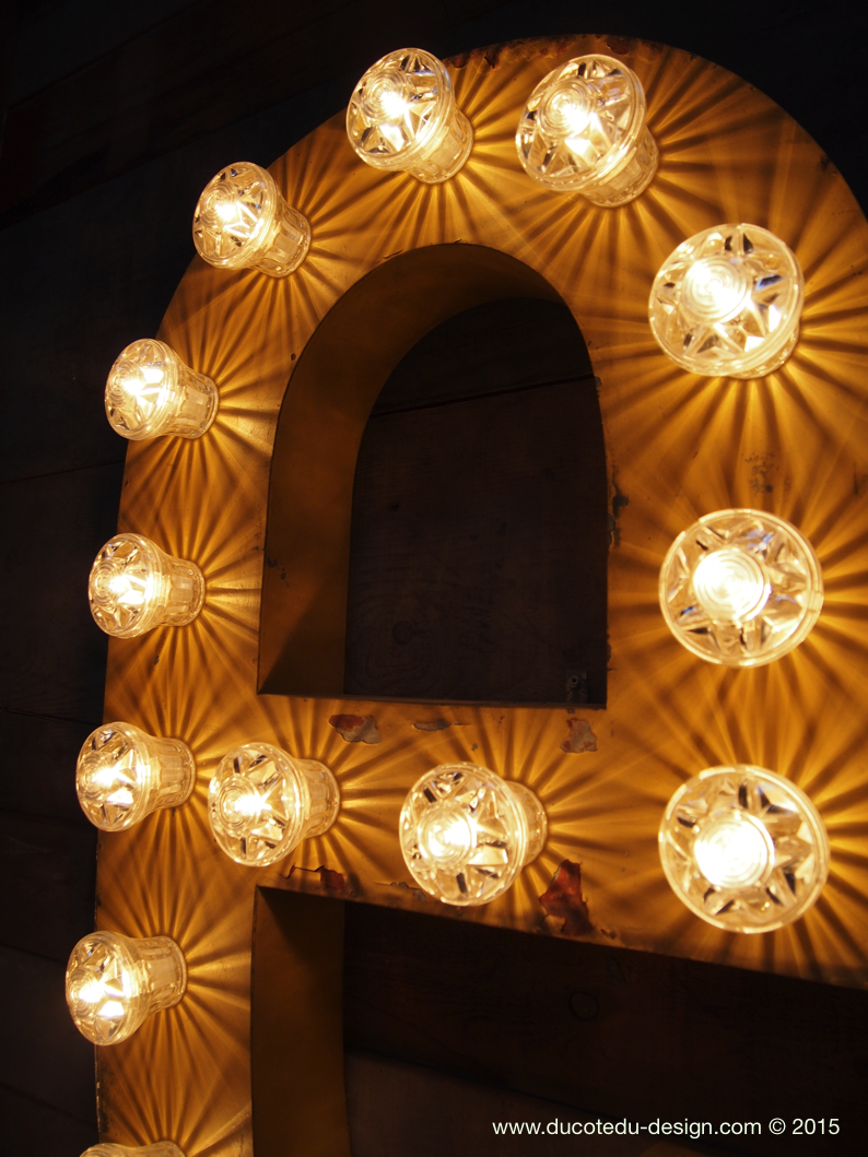 tres grande lettre E d'ancienne enseigne lumineuse façon fete foraine – Image 11