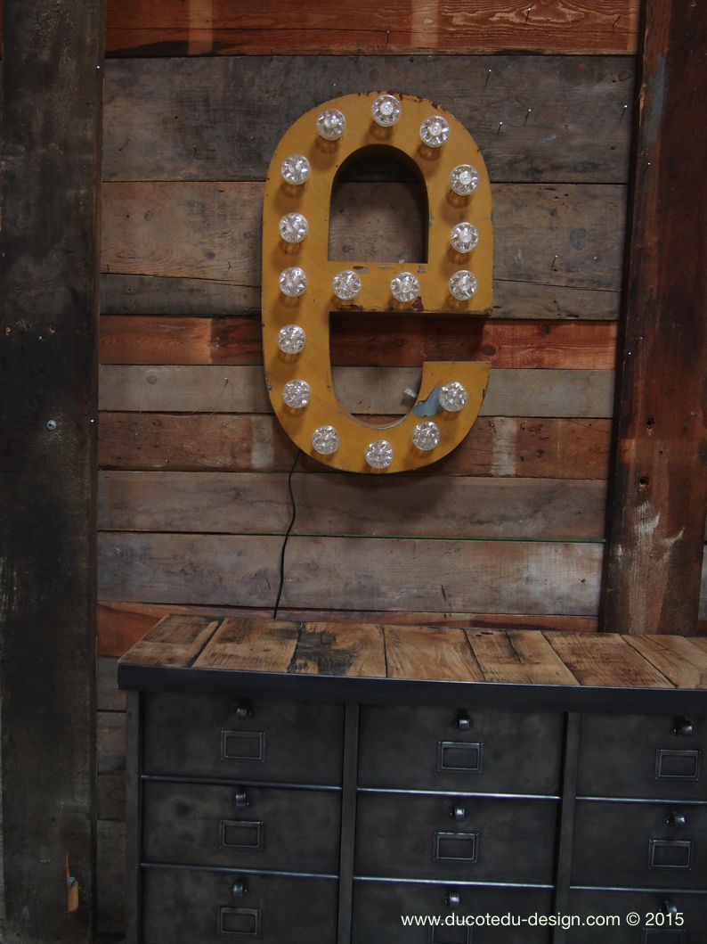 tres grande lettre E d'ancienne enseigne lumineuse façon fete foraine – Image 12