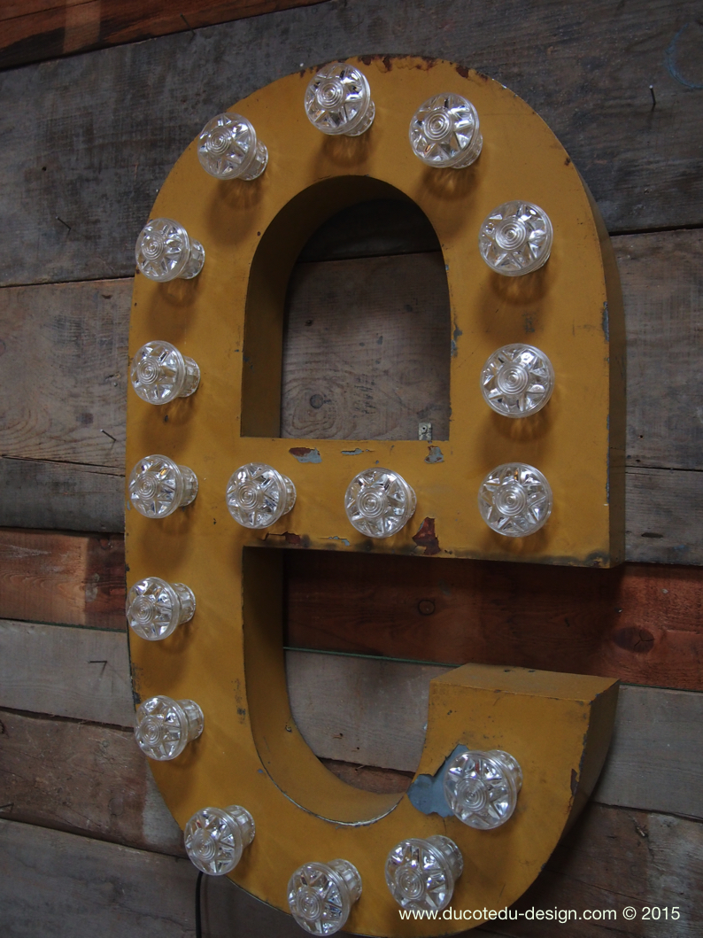 tres grande lettre E d'ancienne enseigne lumineuse façon fete foraine – Image 3