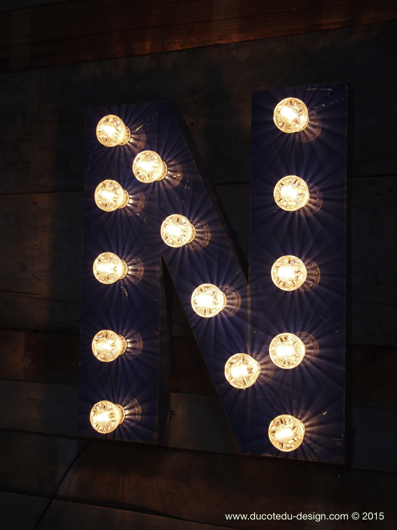 tres grande lettre N d'ancienne enseigne lumineuse façon fete foraine – Image 4