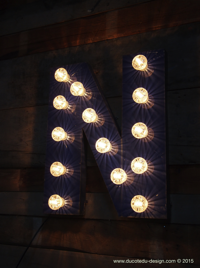 tres grande lettre N d'ancienne enseigne lumineuse façon fete foraine – Image 2