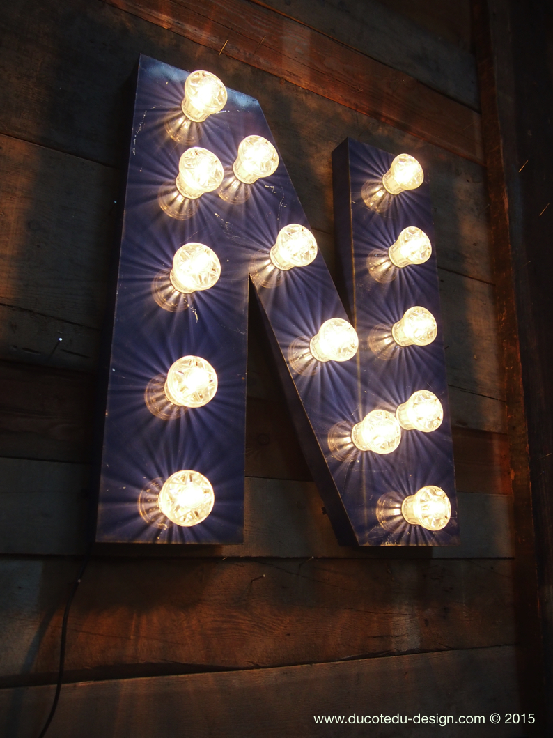 tres grande lettre N d'ancienne enseigne lumineuse façon fete foraine – Image 9