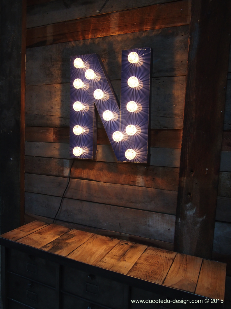 tres grande lettre N d'ancienne enseigne lumineuse façon fete foraine – Image 8