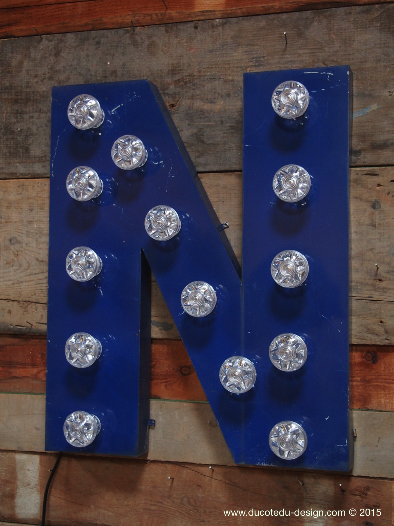 tres grande lettre N d'ancienne enseigne lumineuse façon fete foraine – Image 3