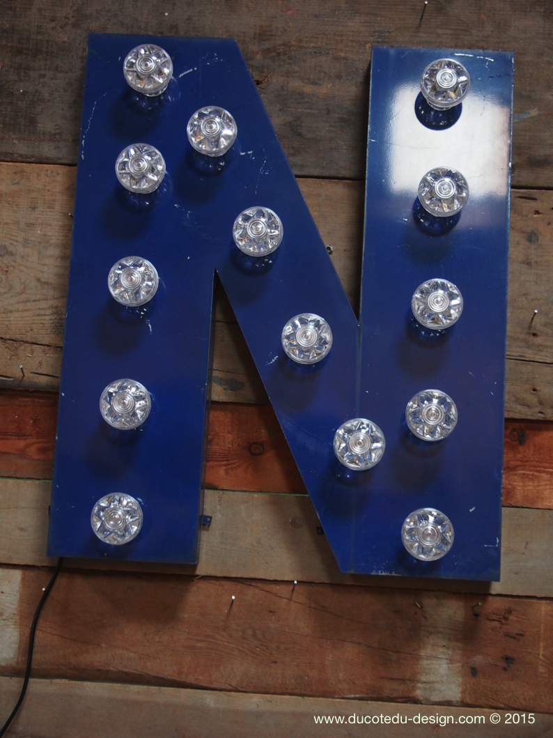 tres grande lettre N d'ancienne enseigne lumineuse façon fete foraine – Image 10