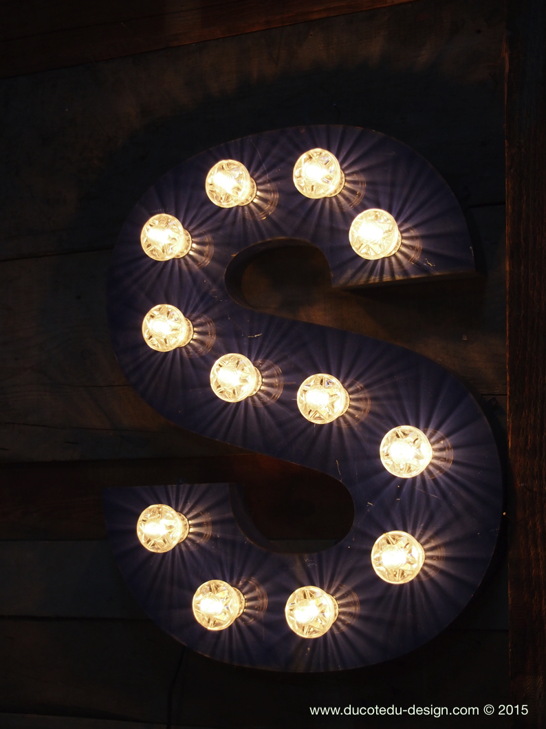 tres grande lettre S d'ancienne enseigne lumineuse façon fete foraine – Image 4