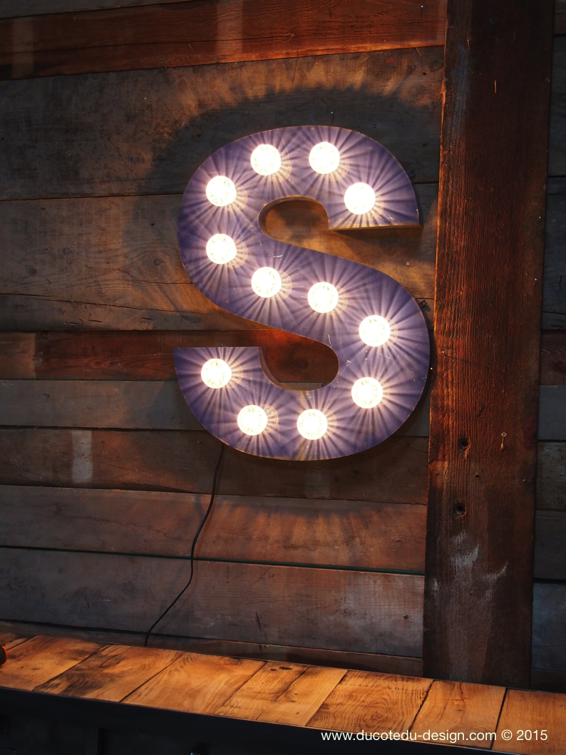 tres grande lettre S d'ancienne enseigne lumineuse façon fete foraine – Image 6