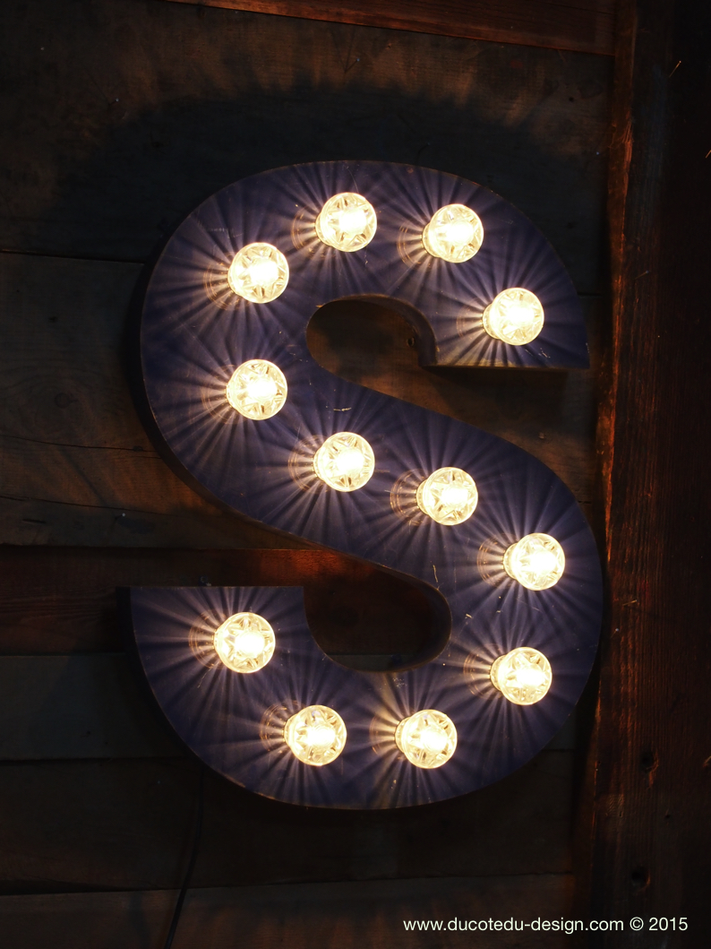 tres grande lettre S d'ancienne enseigne lumineuse façon fete foraine – Image 2