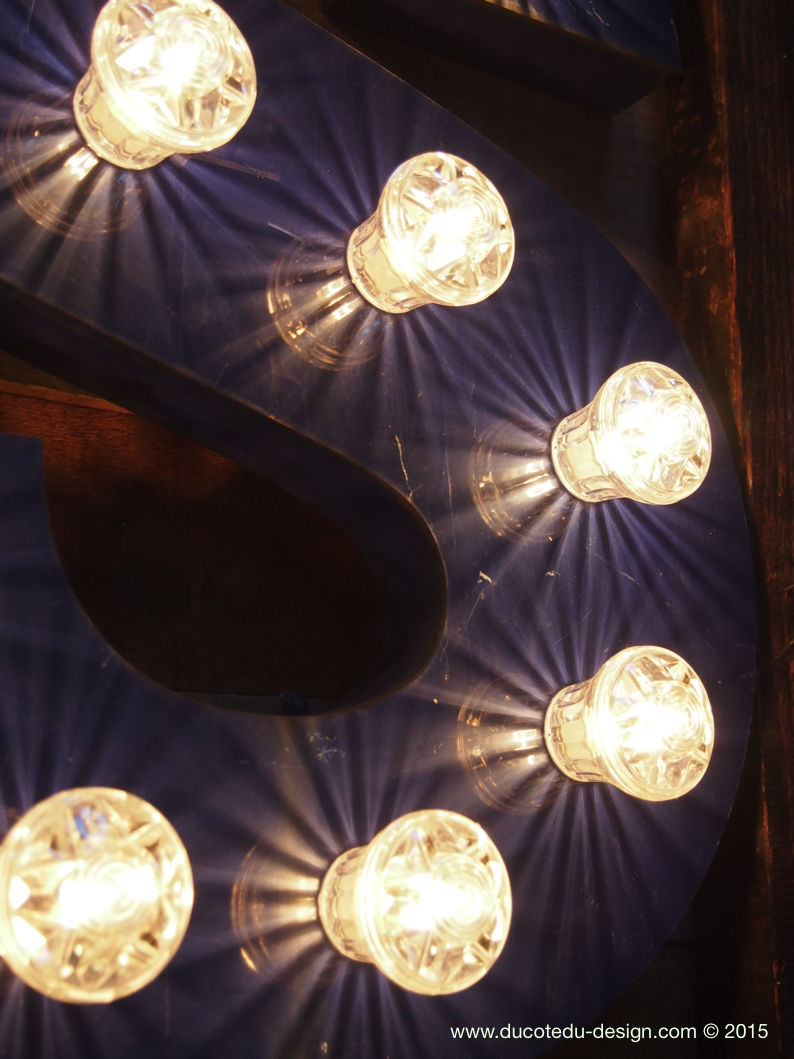 tres grande lettre S d'ancienne enseigne lumineuse façon fete foraine – Image 8