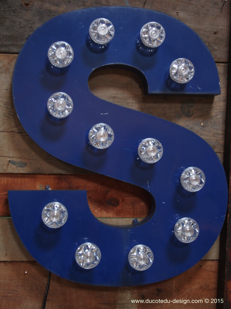 tres grande lettre S d'ancienne enseigne lumineuse façon fete foraine – Image 3