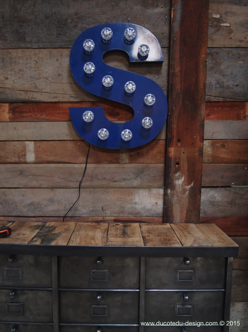 tres grande lettre S d'ancienne enseigne lumineuse façon fete foraine – Image 10