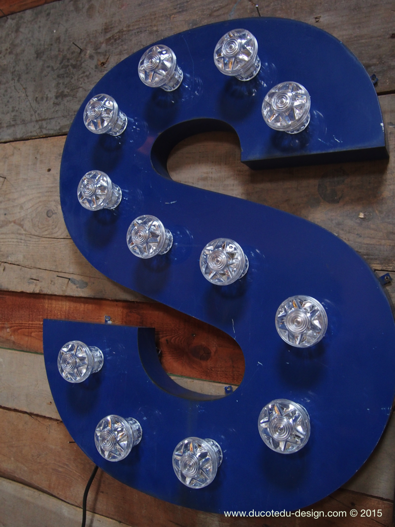 tres grande lettre S d'ancienne enseigne lumineuse façon fete foraine – Image 11