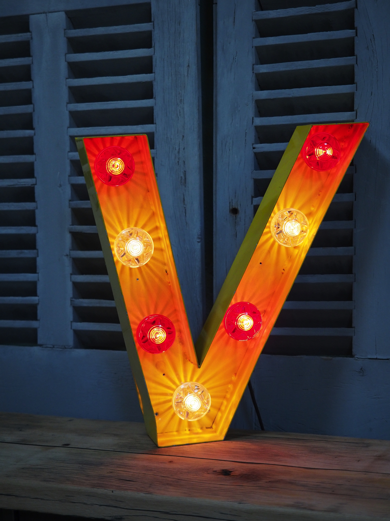 tres grande lettre V d'ancienne enseigne lumineuse façon fete foraine – Image 10