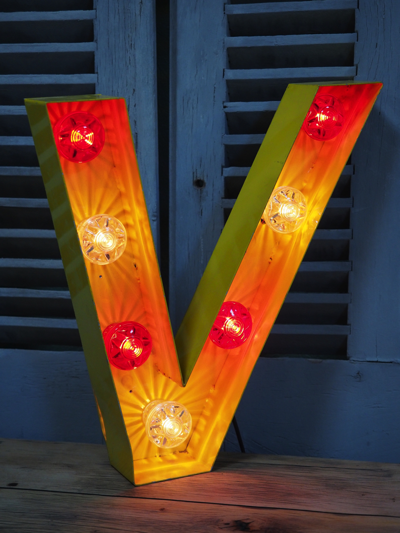 tres grande lettre V d'ancienne enseigne lumineuse façon fete foraine – Image 4