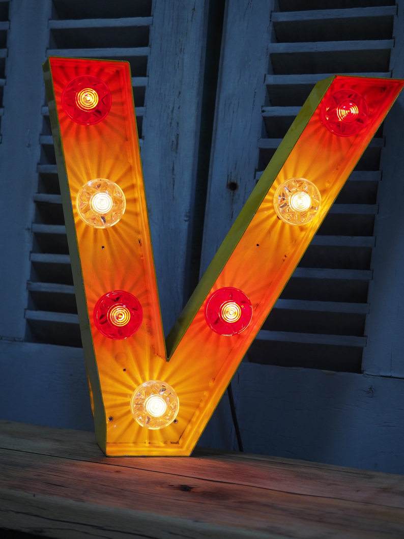 tres grande lettre V d'ancienne enseigne lumineuse façon fete foraine – Image 2