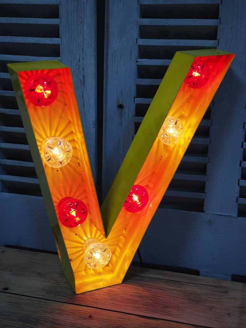 tres grande lettre V d'ancienne enseigne lumineuse façon fete foraine – Image 7