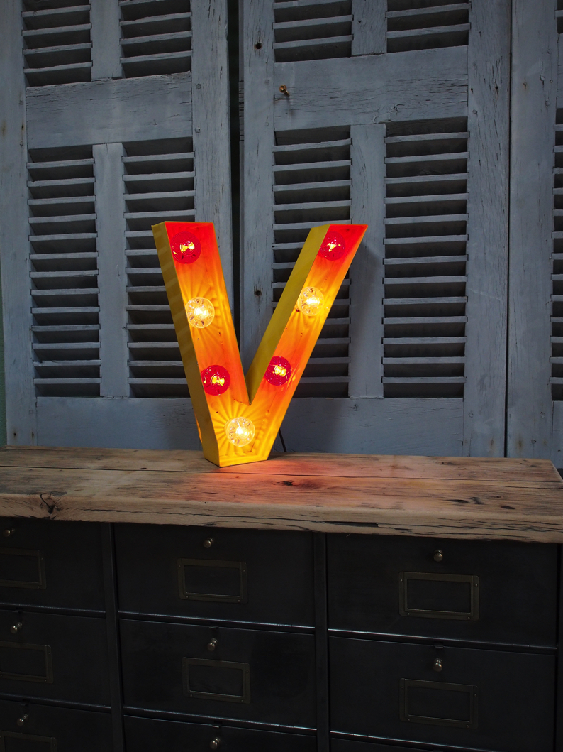 tres grande lettre V d'ancienne enseigne lumineuse façon fete foraine – Image 3