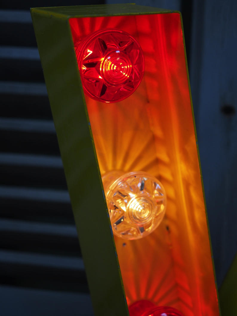 tres grande lettre V d'ancienne enseigne lumineuse façon fete foraine – Image 5