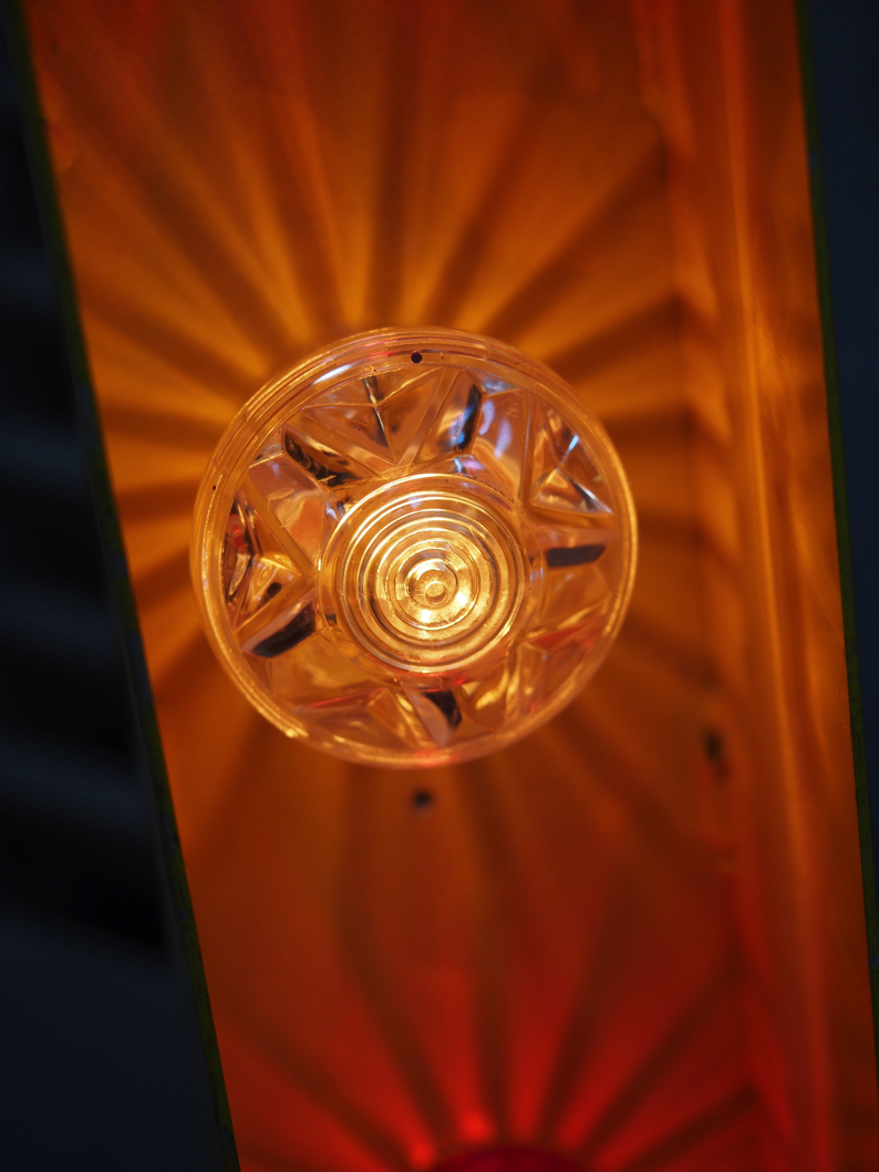 tres grande lettre V d'ancienne enseigne lumineuse façon fete foraine – Image 6