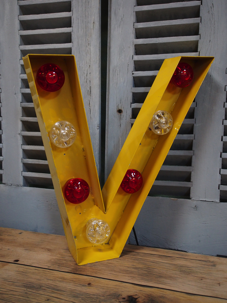 tres grande lettre V d'ancienne enseigne lumineuse façon fete foraine – Image 8