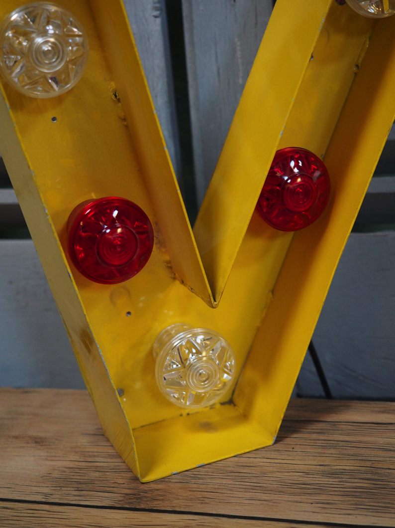 tres grande lettre V d'ancienne enseigne lumineuse façon fete foraine – Image 9