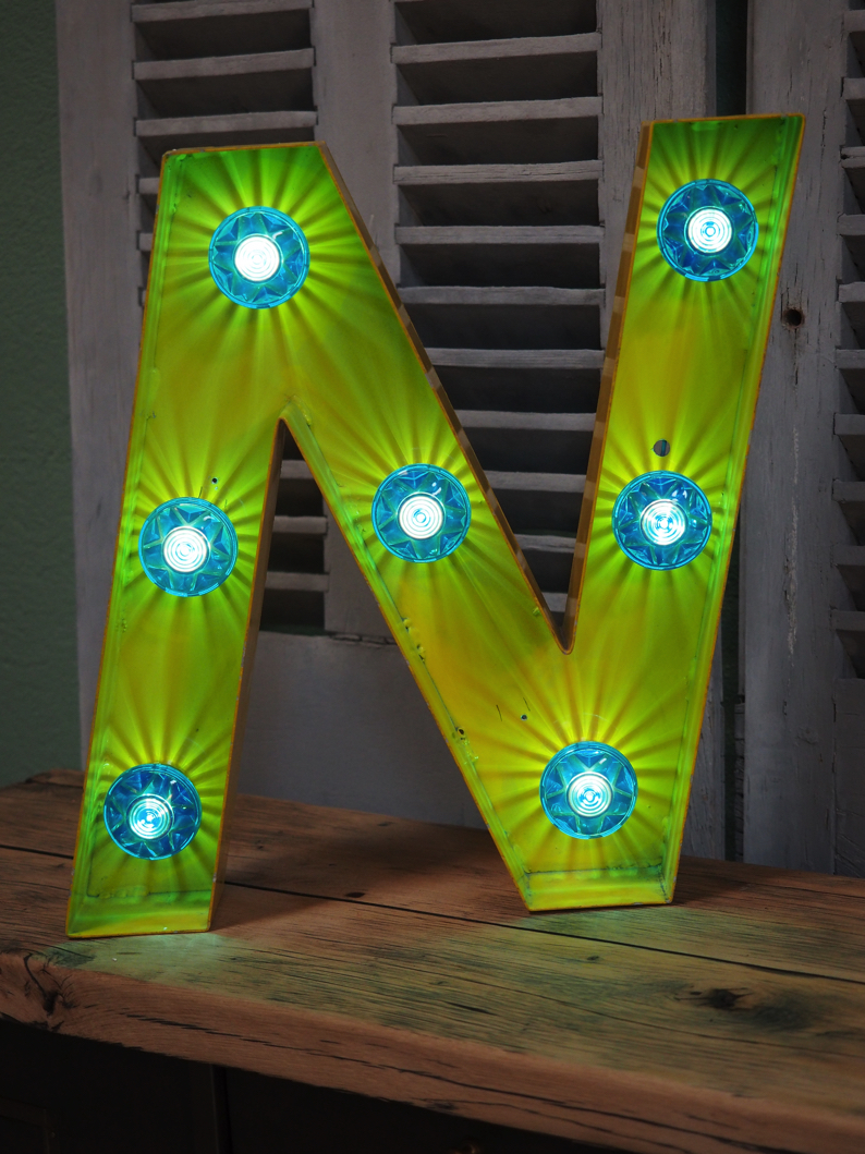 tres grande lettre N d'ancienne enseigne lumineuse façon fete foraine – Image 2