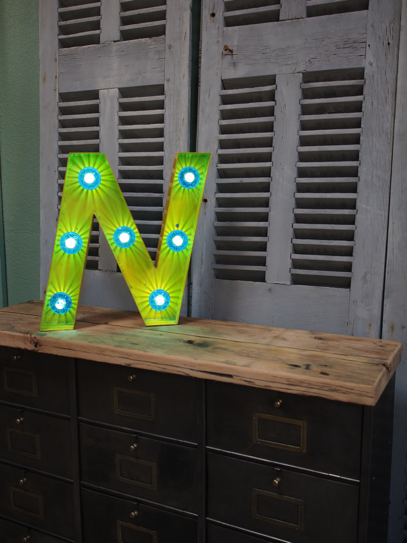 tres grande lettre N d'ancienne enseigne lumineuse façon fete foraine – Image 3