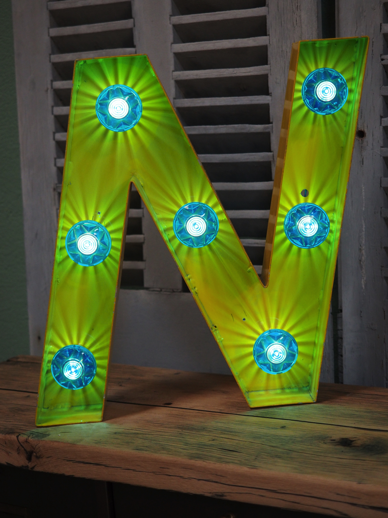 tres grande lettre N d'ancienne enseigne lumineuse façon fete foraine – Image 4