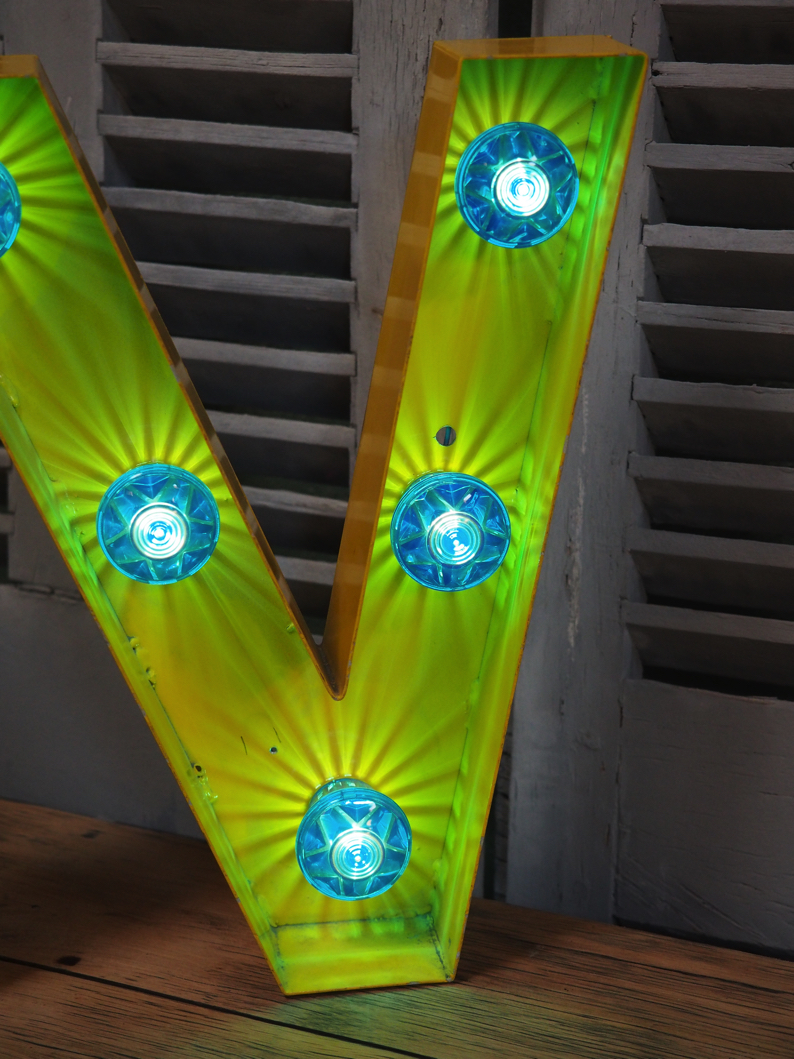 tres grande lettre N d'ancienne enseigne lumineuse façon fete foraine – Image 5