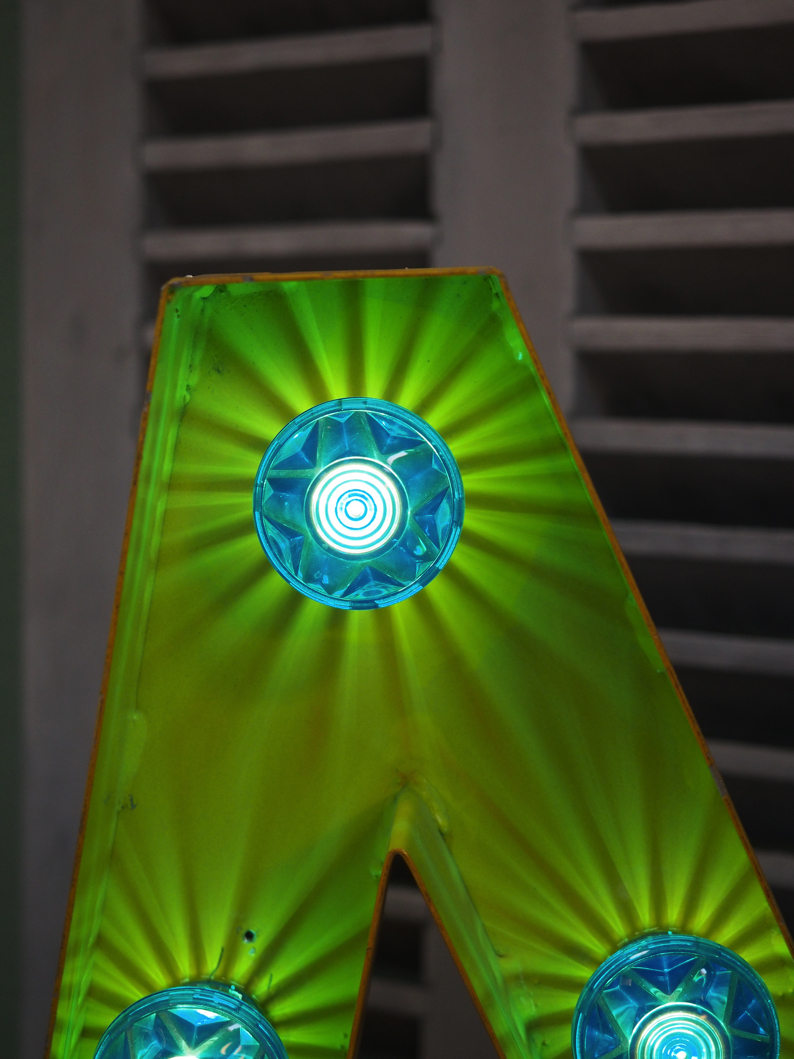 tres grande lettre N d'ancienne enseigne lumineuse façon fete foraine – Image 6