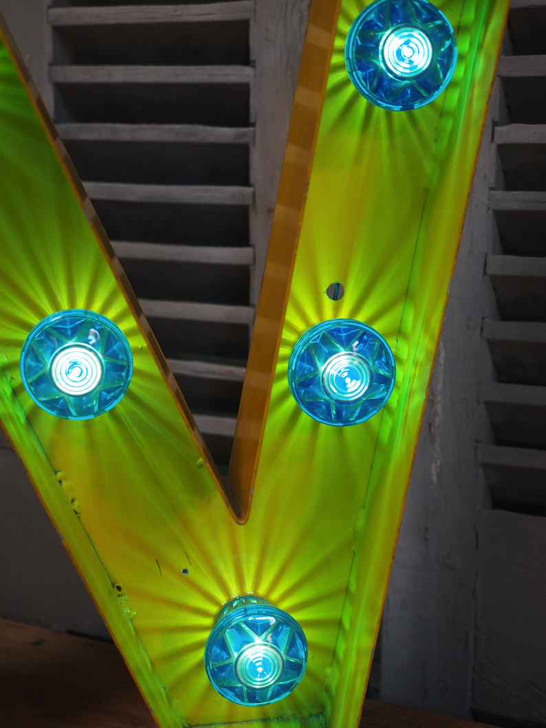 tres grande lettre N d'ancienne enseigne lumineuse façon fete foraine – Image 7