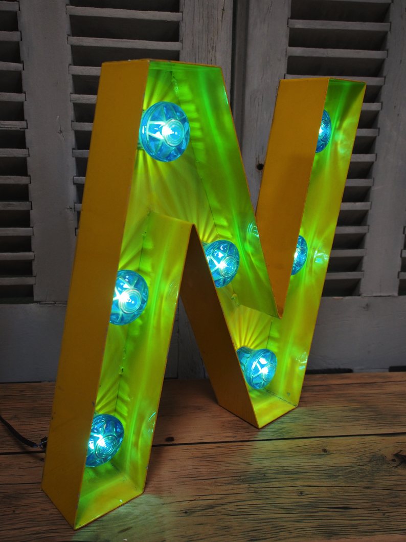 tres grande lettre N d'ancienne enseigne lumineuse façon fete foraine – Image 8