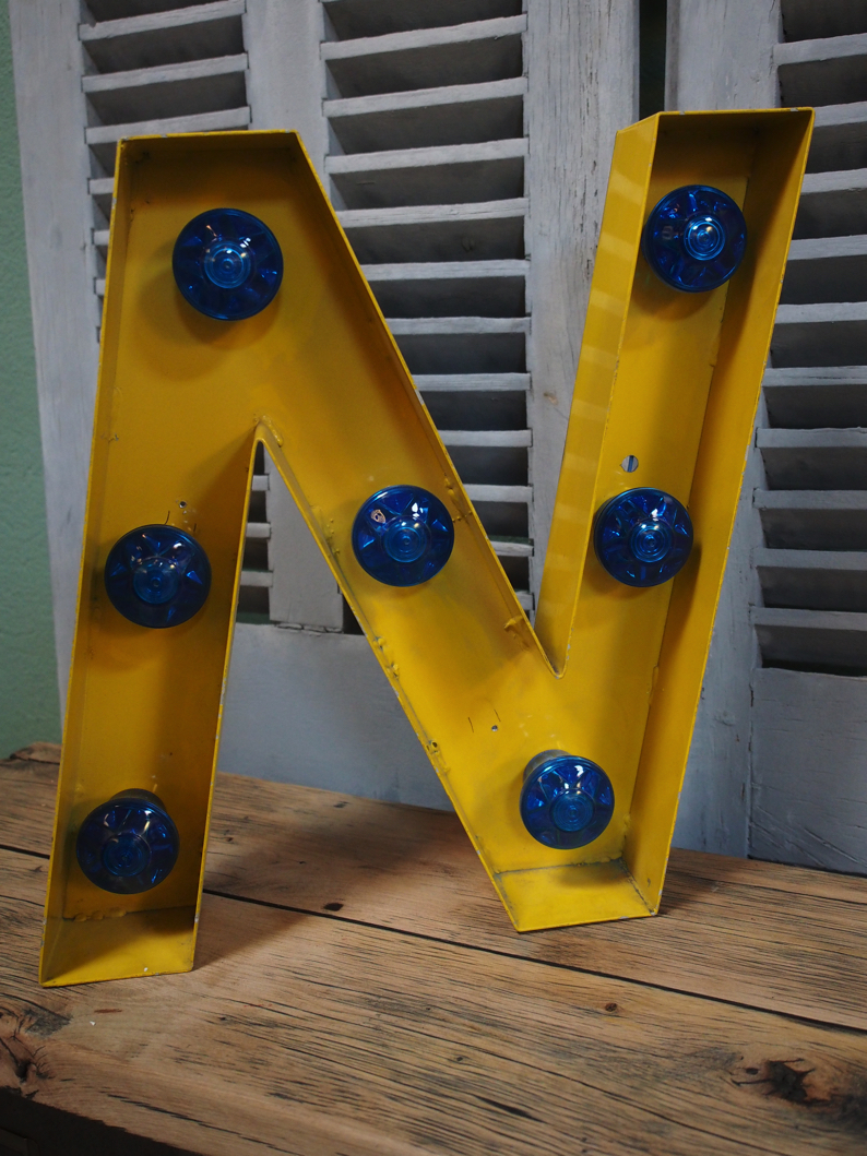 tres grande lettre N d'ancienne enseigne lumineuse façon fete foraine – Image 9