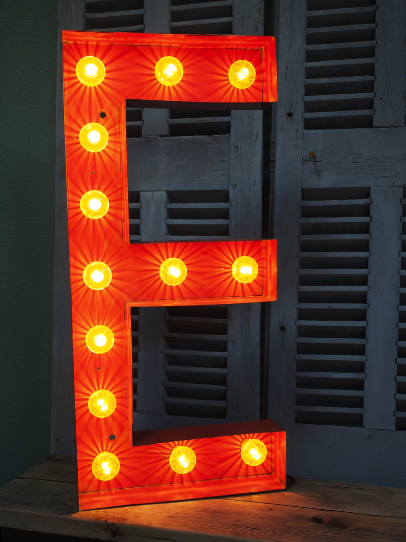 tres grande lettre E d'ancienne enseigne lumineuse façon fete foraine – Image 2