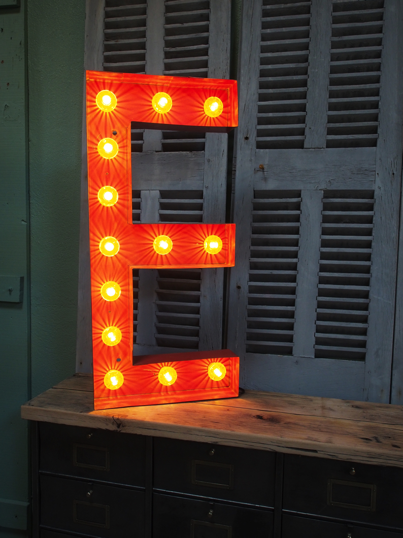 tres grande lettre E d'ancienne enseigne lumineuse façon fete foraine – Image 3