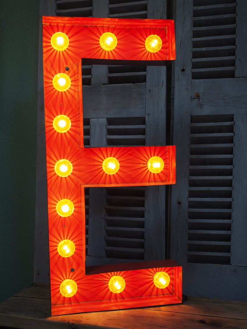 tres grande lettre E d'ancienne enseigne lumineuse façon fete foraine – Image 4