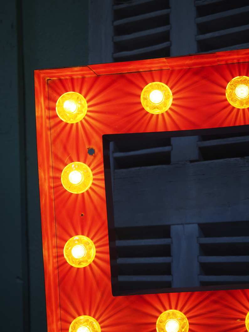 tres grande lettre E d'ancienne enseigne lumineuse façon fete foraine – Image 5