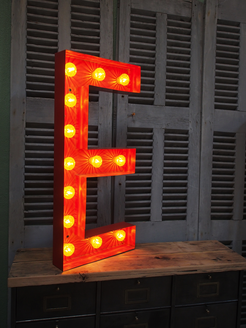 tres grande lettre E d'ancienne enseigne lumineuse façon fete foraine – Image 7