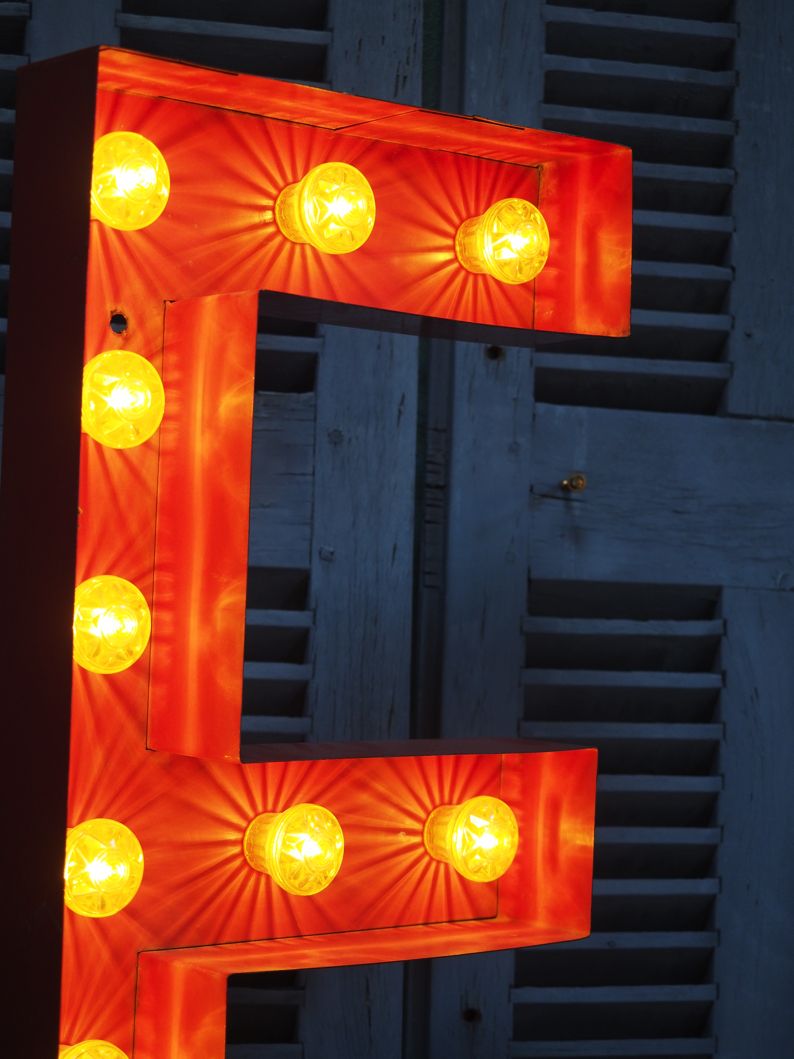 tres grande lettre E d'ancienne enseigne lumineuse façon fete foraine – Image 8