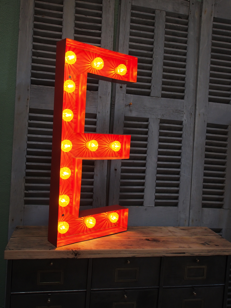 tres grande lettre E d'ancienne enseigne lumineuse façon fete foraine – Image 10