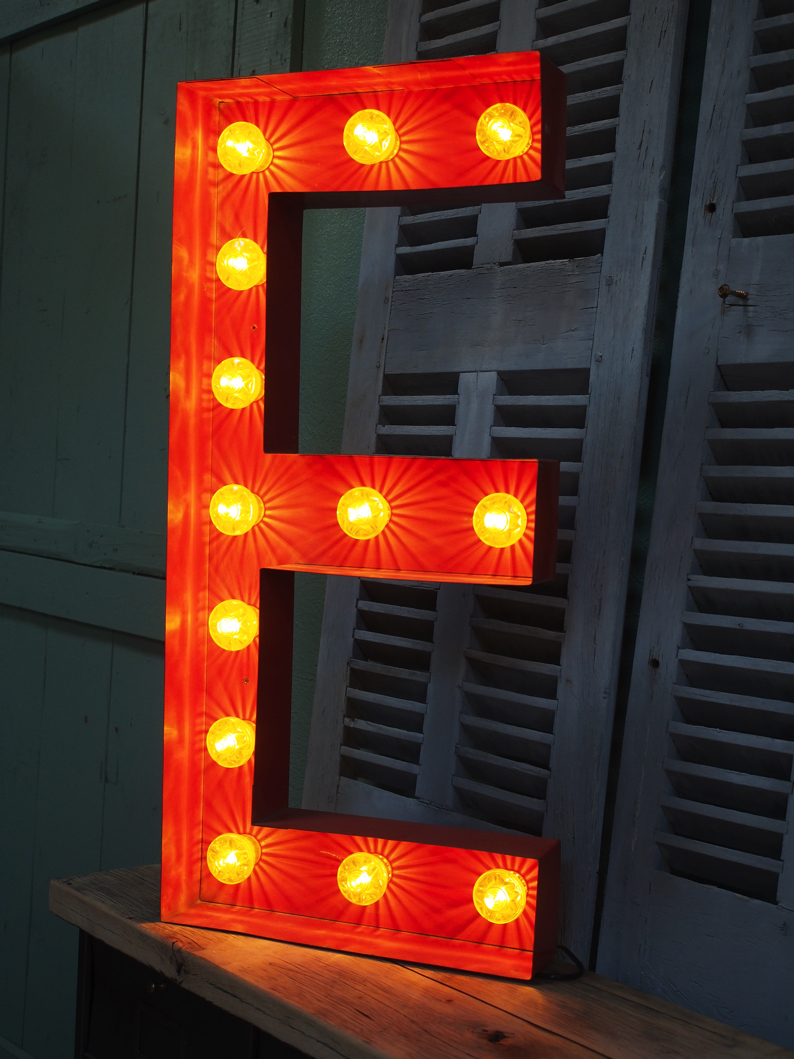 tres grande lettre E d'ancienne enseigne lumineuse façon fete foraine – Image 9