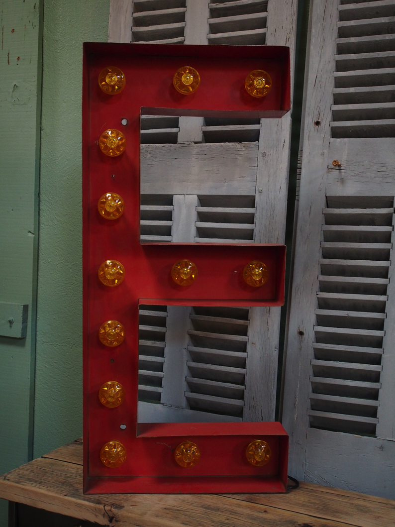 tres grande lettre E d'ancienne enseigne lumineuse façon fete foraine – Image 11